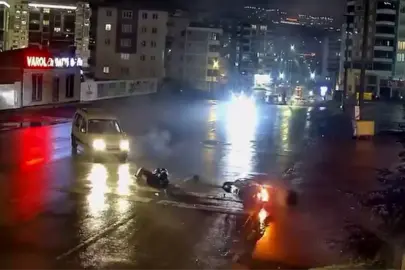 Kurye ile hafif ticari aracın çarpıştığı kaza kamerada; 1 yaralı