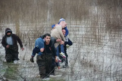 Manisa'da Gediz Nehri taştı: Baba ve 4 çocuğu itfaiye kurtardı