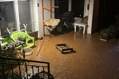 Marmaris merkezde fırtına, kırsal bölgelerde sağanak yaşamı olumsuz etkiledi