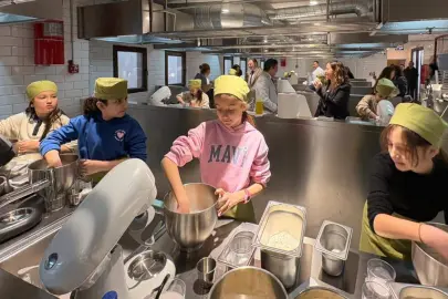 Marmaris'te ilkokul öğrencilerinden gazi ailesine pide