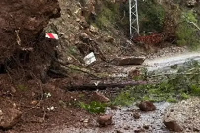 Mersin'de heyelan iki kırsal mahallenin yolunu kapattı