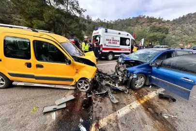 Muğla'da otomobilin, hafif ticari araçla çarpıştığı kazada ölü sayısı 3'e yükseldi