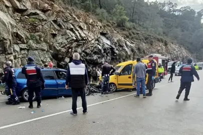 Muğla'da otomobille hafif ticari aracın çarpıştığı kazada 7 kişi yaralandı