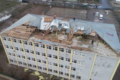 Muş’ta fırtına okul çatısını uçurdu: Eğitime ara verildi