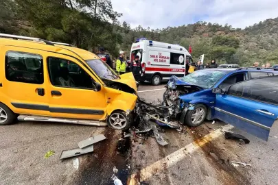 Otomobil, hafif ticari araçla çarpıştı: 1 çocuk öldü, 6 yaralı