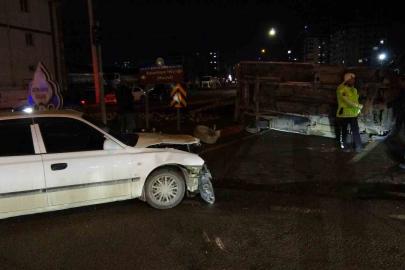 Otomobil ile çarpışan kamyonet devrildi: 1 yaralı