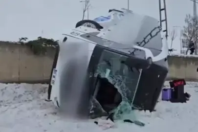 Patnos'ta yolcu otobüsü devrildi: 16 yaralı