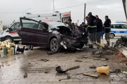 Refüje çarpan otomobil, akaryakıt istasyonuna girdi: 5 yaralı