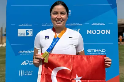 Rekortmen yüzücü Bengisu Avcı'dan yeni masterler Türkiye rekoru