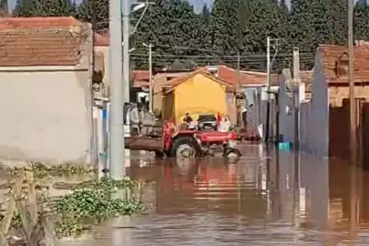 Salihli'de sağanak sonrası köprü yıkıldı, yollar kapandı