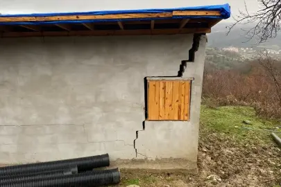 Sinop'ta heyelan sonucu bir ahır hasar gördü, yolda çökme oluştu