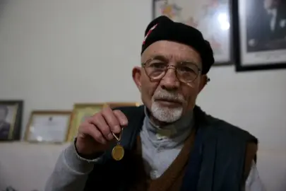 Türk Silahlı Kuvvetlerini Güçlendirme Vakfına bağışı dolayısıyla aldığı berat ve madalyasına gözü gibi bakıyor