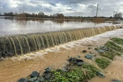 Uşak'ta derenin taşması sonucu tarım arazilerini ve iş yerlerini su bastı