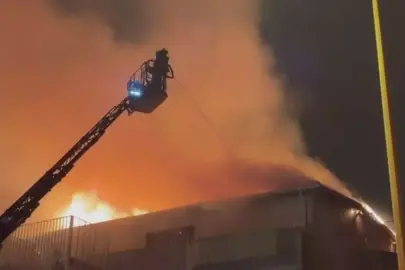 Üsküdar'da 7 katlı metruk binanın çatısı alev alev yandı