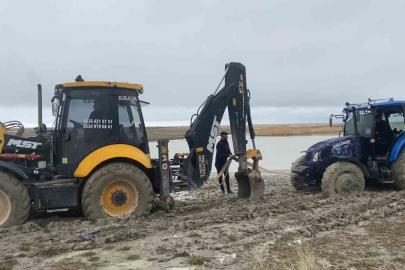 Van Gölü sahilinde çamura saplanan traktör kepçe ile kurtarıldı