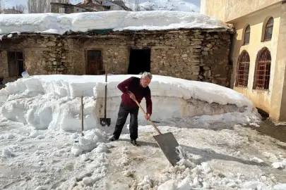 Van'da 106 yerleşim yeri ulaşıma kapandı; Bahçesaray'da kar kalınlığı 1 metreyi aştı