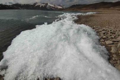 Van’da baraj gölünde donan dalgalar görsel şölen sundu