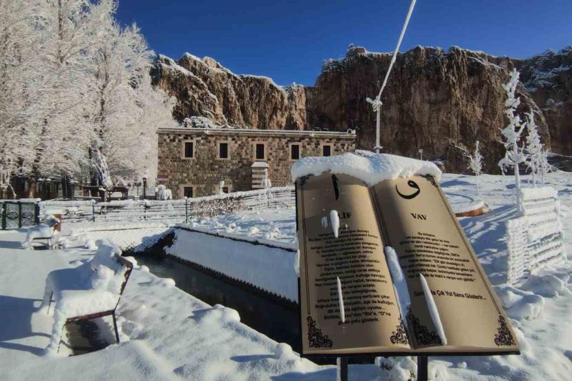Van’da gece yağan kar kartpostallık manzaralar oluşturdu