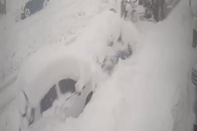 Yoldaki karı temizleyen iş makinası kardan kaybolan otomobile çarptı