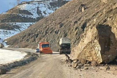 Yüksekova-Van karayolunda faciadan dönüldü: Dev kayalar yola düştü