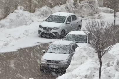 Yüksekova’da lapa lapa kar yağışı başladı