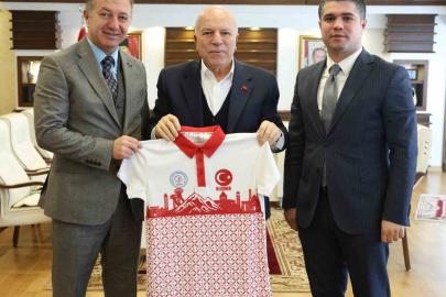 Başkan Sekmen’e Erzurum temalı forma