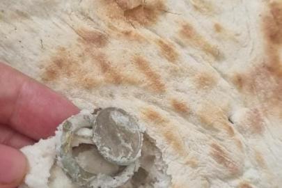 Ekmeğin içerisinden bozuk para halkası çıktı