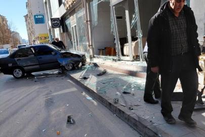 Elazığ’da otomobil, mobilya mağazasına girdi