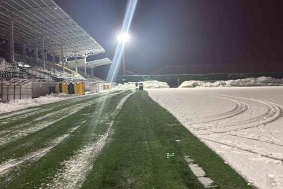Eren Stadyumu’nda kar temizliği