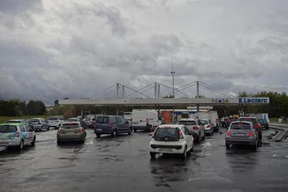 Fransa'da sürücüler yüzlerce istasyonda akaryakıt sıkıntısı yaşandığını bildiriyor