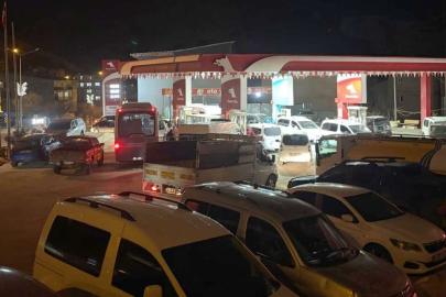 Hakkari’de akaryakıt kuyruğu: Zam beklentisi istasyonları doldurdu