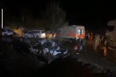 Hakkâri’de tır otomobille çarpıştı: 2 yaralı