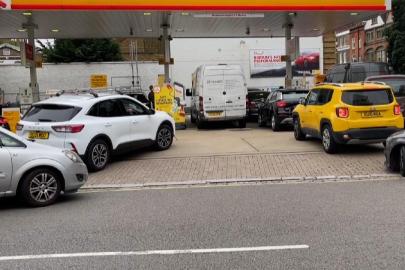 İngiltere'de bazı akaryakıt istasyonlarında geçici tedarik kısıtı yaşandığı bildirildi