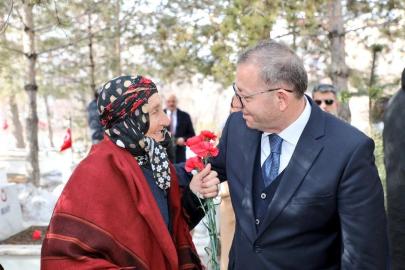 Kars’ta bayramda şehitliğe anlamlı ziyaret