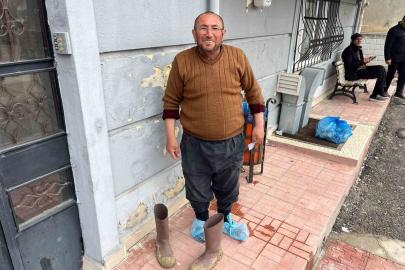 Kirli çizmelerini çıkarıp galoşla aile sağlığı merkezine girdi