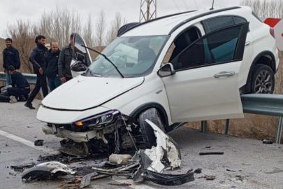 Kontrolden çıkan otomobil bariyerlerde asılı kaldı: 4 yaralı