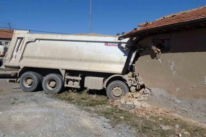 Malatya’da freni boşalan hafriyat kamyonu eve girdi: 1 yaralı