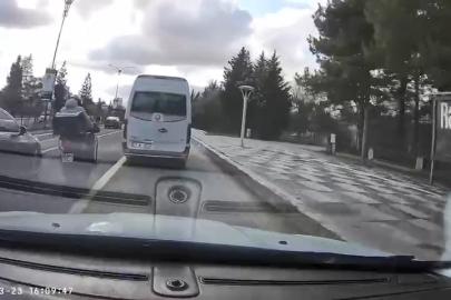 Motosiklet sürücüsünün tehlikeli anları kameraya yansıdı