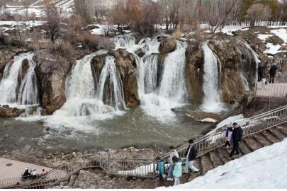 Muradiye Şelalesi her mevsim ayrı bir güzel