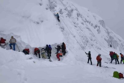 Palandöken’de buz tırmanışı eğitimi başarıyla gerçekleşti