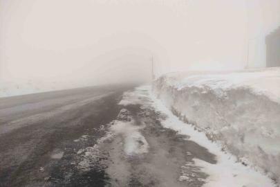 Sahara geçidinde yoğun sis ulaşımı olumsuz etkiliyor