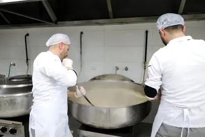 Sakarya'da 90 bin kişilik iftar yemeği kendi kazanlarında pişiriyor