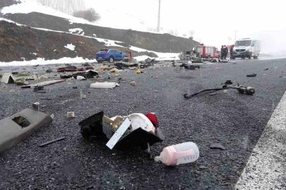Tatvan’daki trafik kazasında ölü sayısı 3 oldu: Kazada ağır yaralanan 6 aylık bebek hastanede vefat etti