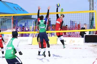 Uludağ’da kar voleybolu şöleni başladı