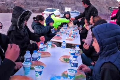 Uzundere’de "yolda iftar" geleneği: Öğrenciler ve öğretmenler yoldan geçen sürücülere iftarlık dağıttı