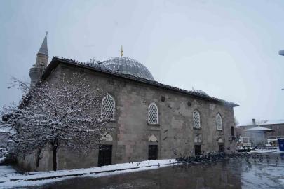 Yağmur, karla karışık yağmur ve yüksek kesimlerde kar yağışı var