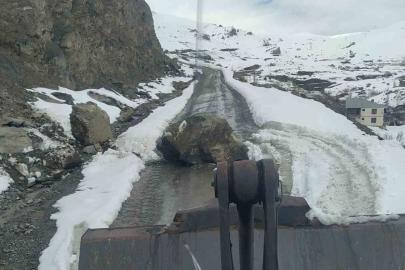 Yeni Mahalle yoluna düşen kayalar temizlendi