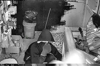 150 bin liralık ürün çaldılar: ''Sıfır telefonları al''