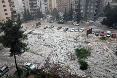 Adana’da sağanak ve dolu nedeniyle, cadde ve sokaklar beyaza büründü