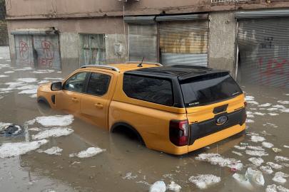 Adana'da şiddetli yağış: Mahsur kalanlar botla kurtarıldı